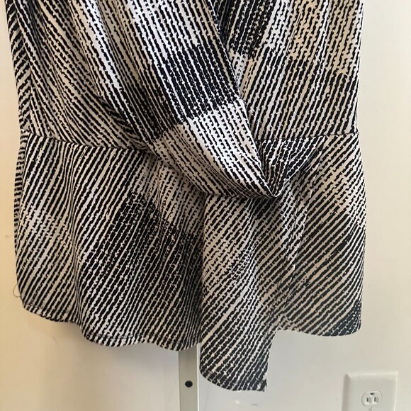 White House Black Market Sleeveless Faux Wrap Black White Abstract Top Sz M - Picture 7 of 8